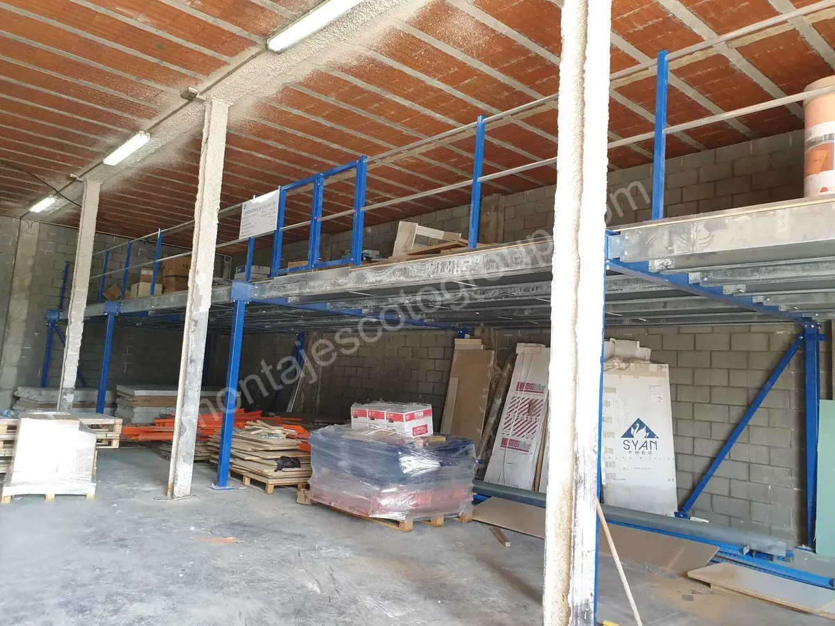 Entreplanta metálica con pilares y plataforma en el interior de una nave industrial